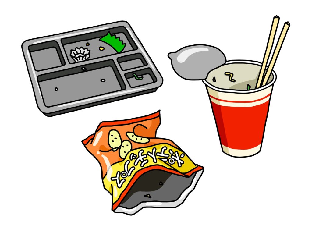 再利用可能なグレートレイに残飯や使い捨ての食器が入った食後のごみ。横にはポテトチップスの袋と使い捨てのカップラーメンがある。