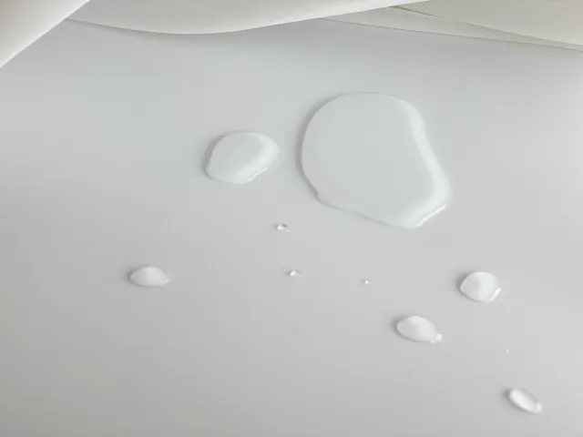 白い台の上にこぼれた水滴